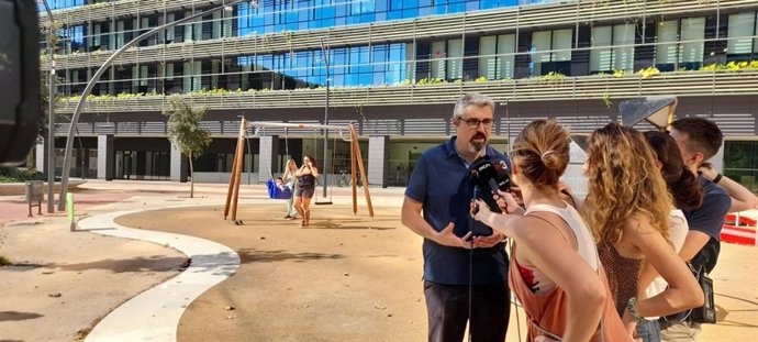 El concejal de Discapacidad del Ayuntamiento de Barcelona y presidente del Institut Municipal de Persones amb Discapacitat, Joan Ramon Riera, en el área de juegos donde se ha implementado un piloto de asistencia en el juego a personas con discapacidad.