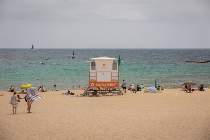 Bañistas durante la nueva prohibición de fumar, en la playa del Bogatell, a 25 de julio de 2022, en Barcelona, Catalunya (España).