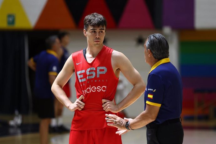 El joven base Juan Núñez y el seleccionador nacional, Sergio Scariolo, durante la preparación para el Eurobasket 2022