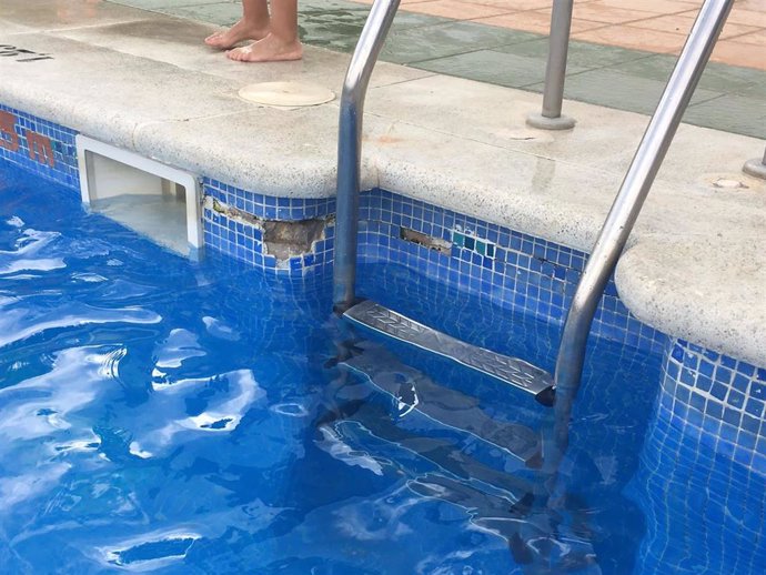 Deficiencias en el alicatado de la piscina