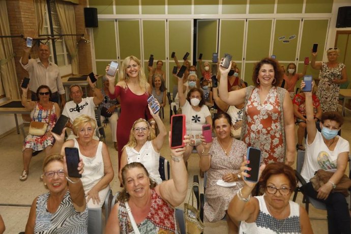 Eva Contador y Lourdes Morales con mayores en los centros de Participación Activa.