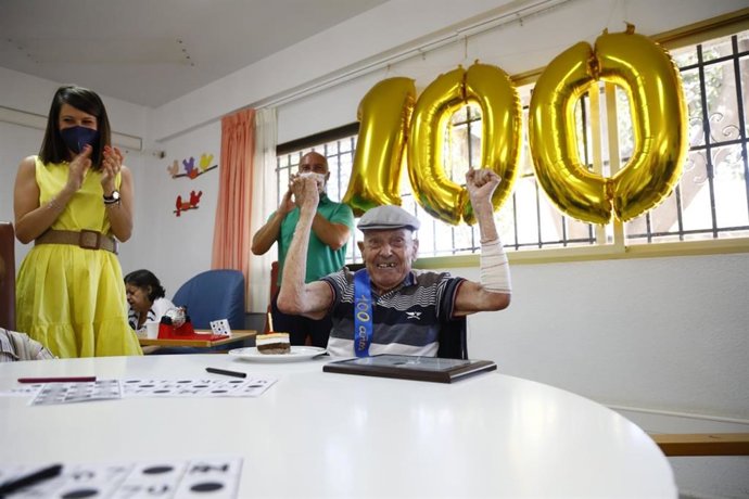 Manuel celebra sus cien años de vida.