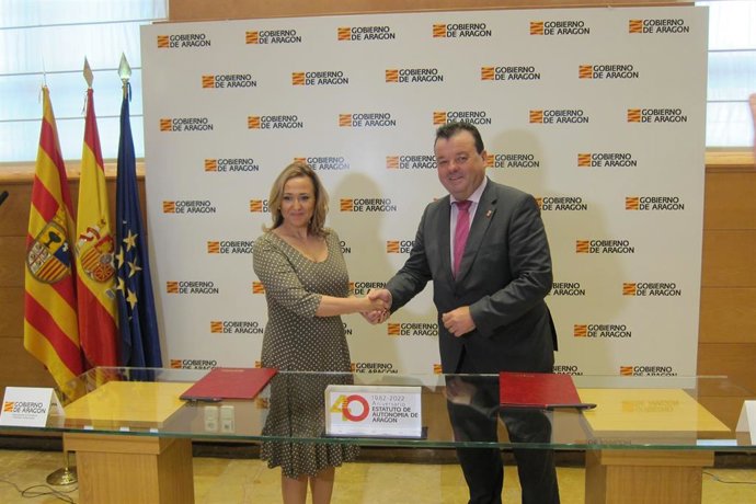 La consejera de Presidencia y Relaciones Institucionales, Mayte Pérez, y el presidente de la FAMCP, Luis Zubieta, firman dos convenios de colaboración.