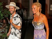 Pelayo Díaz y Esther Cañadas presumen de amistad y disfrutan de una agradable noche de verano en Madrid