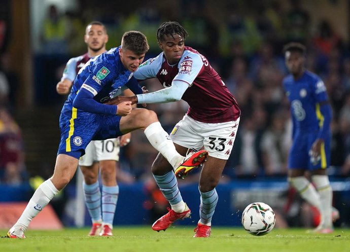 Archivo - 22 September 2021, United Kingdom, London: Chelsea's Mason Mount (L) and Aston Villa's Carney Chukwuemeka battle for the ball during the English Carabao Cup third round soccer match between Chelsea and Aston Villa at Stamford Bridge. Photo: Mi