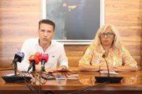 El alcalde de Torrox pide un consumo responsable de agua y recuerda las sanciones por el mal uso de las duchas de playa