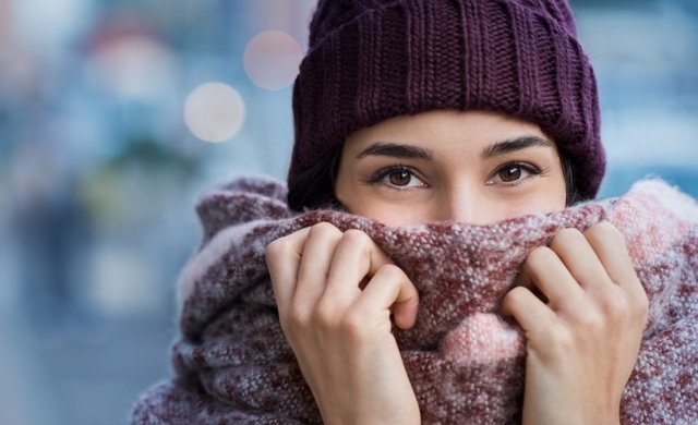 Archivo - Woman feeling cold in winter