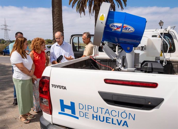 La presidenta de la Diputación, María Eugenia Limón, el entorno de marismas del Muelle de las Carabelas para conocer sobre el terreno los trabajos efectuados dentro del Plan de Control de Mosquitos.