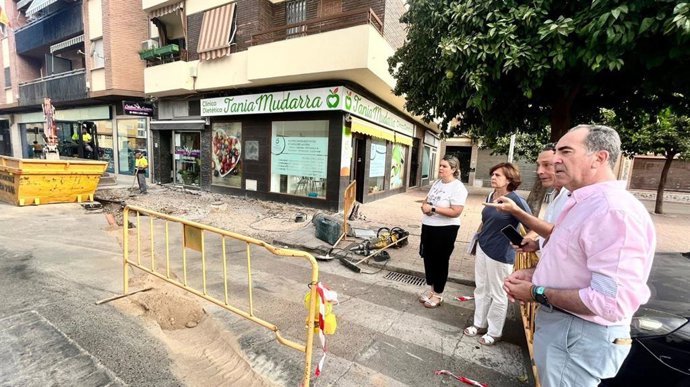 Antonio Álvarez en la visita a las obras en las intersecciones de la calle Platero Pedro de Bares con las calles Dalmacia y Cartago.