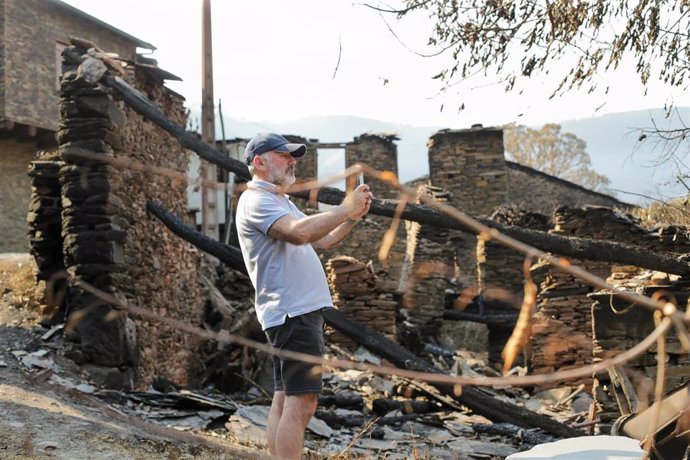 Una individuo fotografía los escombros de la Sierra de Caurel tras el incendio, a 23 de julio de 2022, en Lugo, Galicia, (España). Las hectáreas quemadas en la Sierra de O Courel se mantienen en 10.000. O Courel, es una de las comarcas con mayor valor a