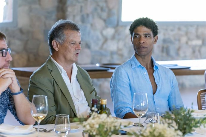 El bailarín Carlos Acosta junto al director del Festival de Peralada Oriol Aguil