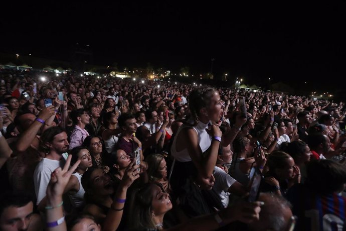 Centenares de personas durante un concierto