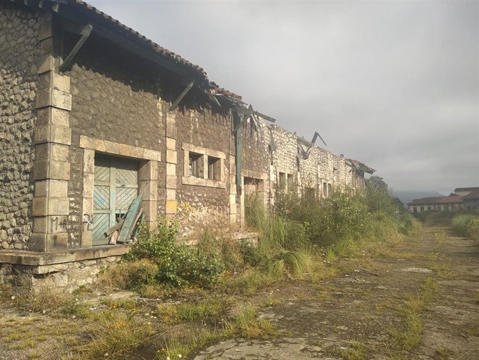 Almacenes junto a estación tren Corrales
