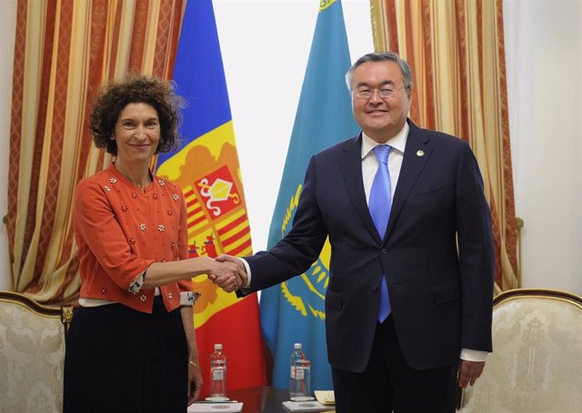 La ministra de Asuntos Exteriores de Andorra, Maria Ubach, y su homólogo en Kazajistán, Mukhtar Tileuberdi.