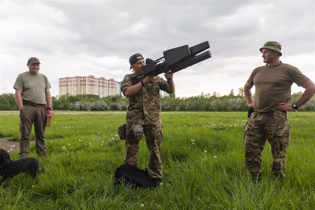Soldado ucraniano con un sistema antidrones