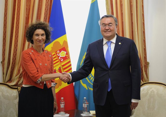 La ministra d'Afers exteriors d'Andorra, Maria Ubach, i el seu homleg al Kazakhstan, Mukhtar Tileuberdi.