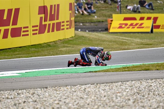 Archivo - Fabio Quartararo yace en el suelo tras caerse en el Gran Premio de los Países Bajos 2022