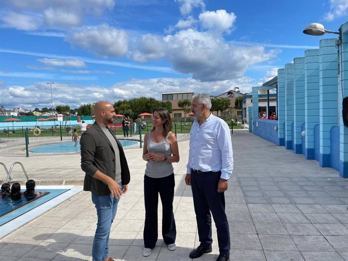 La alcaldesa de Lugo, Lara Méndez, y los concejales de Medio Ambiente e Deportes, Miguel Fernández y Mauricio Repetto, en las piscinas exteriores de Frigsa.