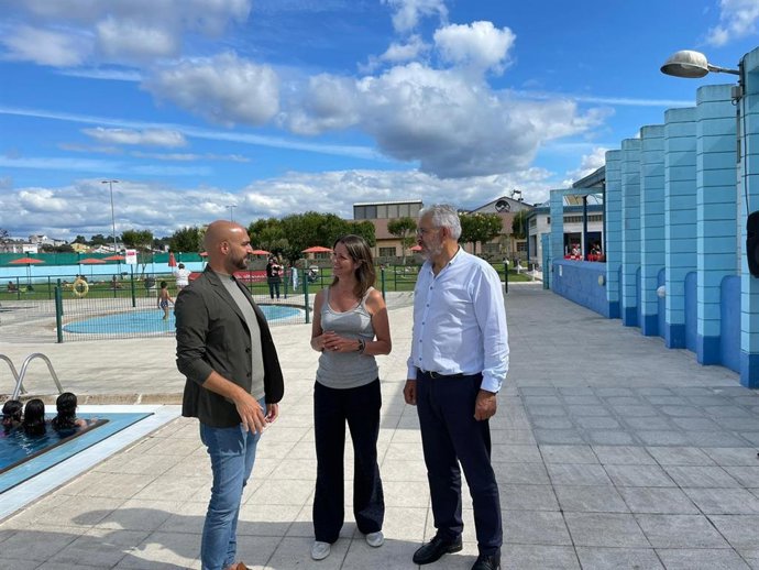 A alcaldesa de Lugo, Lara Méndez, e os concelleiros de Medio Ambiente e Deportes, Miguel Fernández e Mauricio Repetto, nas piscinas exteriores de Frigsa.