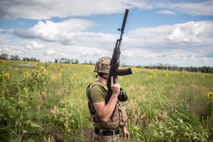 19 July 2022, Ukraine, Kharkiv: A soldier of the regional defence battalion performs his duty in a sunflower field on the front line in Kharkiv. Photo: Hector Adolfo Quintanar Perez/ZUMA Press Wire/dpa