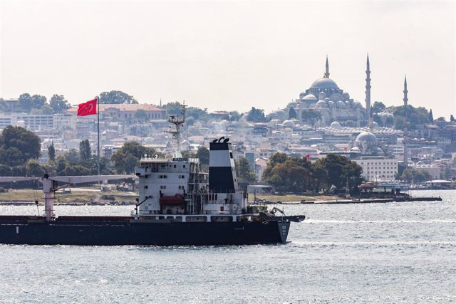 El barco 'Razoni', cargado de cereal ucraniano, a su llegada a Estambul, en Turquía, donde se ubica el centro de coordinación para la exportación de alimentos desde Ucrania