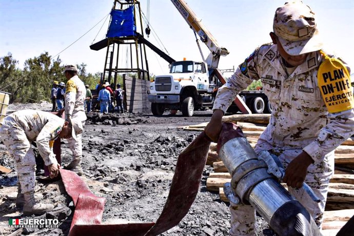 Militares mexicanos en las labores de rescate de los 10 mineros atrapados en Sabinas, Coahuilia