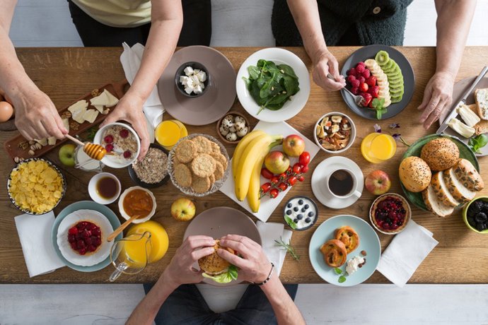 Archivo - Family having breakfast.