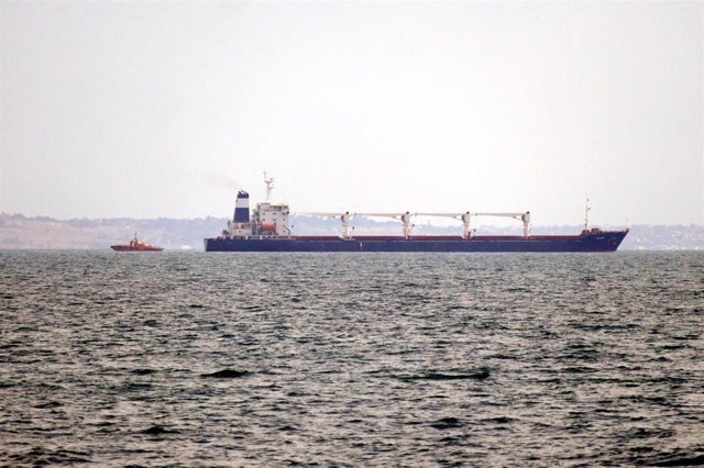 El barco Razoni tras zarpar del puerto de Odessa, en el sur de Ucrania