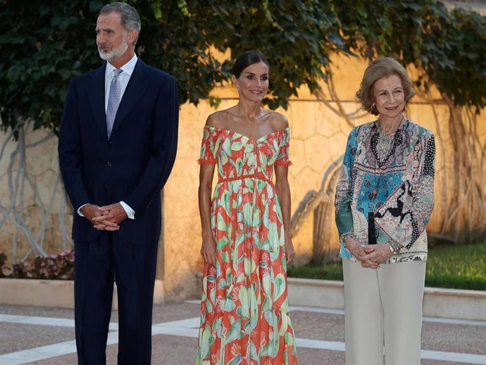 Los Reyes, Felipe VI y Letizia, y La Reina Sofía durante una recepción ofrecida a las autoridades de las Illes Baleares y a una representación de la sociedad balear, en el Palacio de Marivent