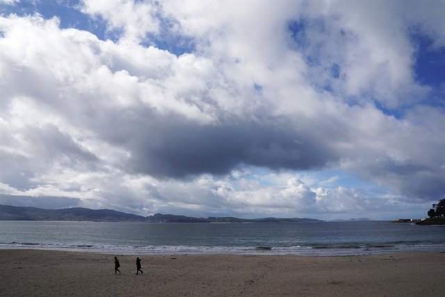 Archivo - Varias personas pasean por la playa de Silgar en Sanxenxo, en abril de 2022, en Pontevedra, Galicia, (España).