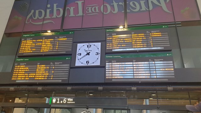 Pantalla de los trenes en la Estación de Santa Justa tras la avería que ha provocado retrasos