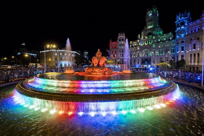 Fuentes de Cibeles con los colores del arcoiris durante el Orgullo LGTBIQ+.