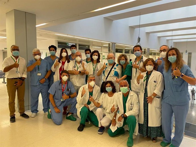 Málaga implanta con éxito el primer corazón artificial definitivo de la provincia a un hombre de 67 años. En la imagen el equipo multidisciliplinar que ha participado junto a Salvador, el paciente.