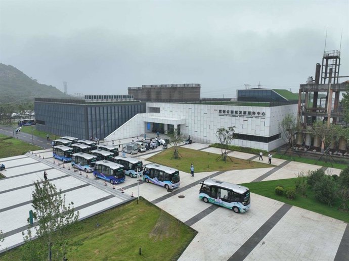 The autonomous bus fleet debuts in Zibo (PRNewsFoto/Information Office of the People's Government of Zibo)