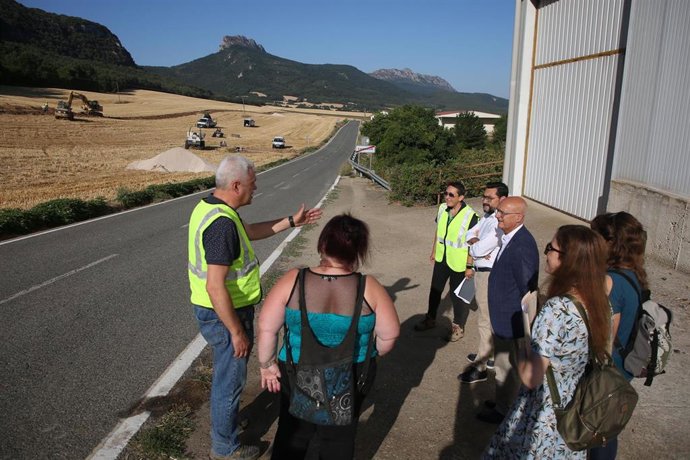 El consejero de Cohesión Territorial, Bernardo Ciriza, visita las obras de renovación de la conducción en alta del municipio de Cabredo