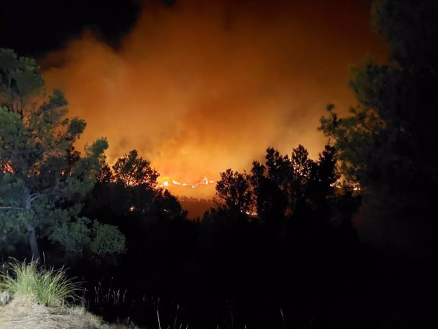 Vista nocturna del incendio de Jódar