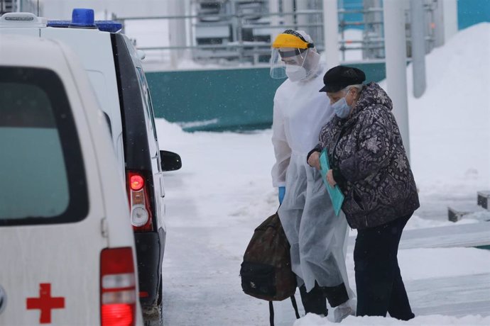 Personal médico traslada a una persona a un centro médico en plena ola de coronavirus.