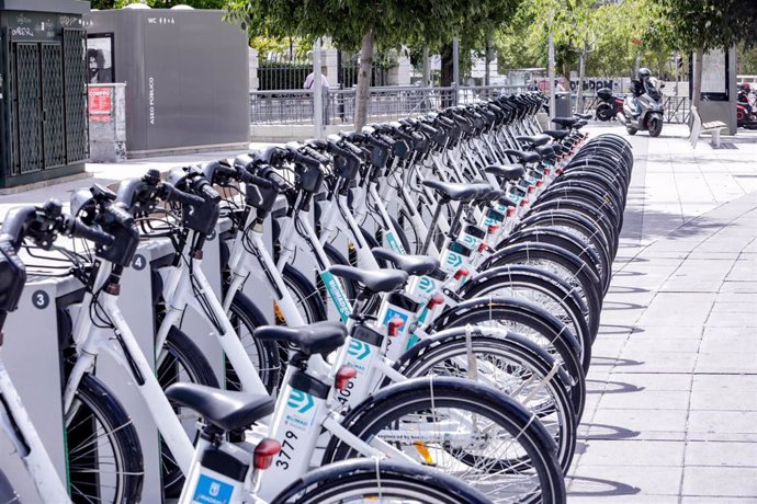 Archivo - Bicicletas ancladas en Plaza de Castilla  