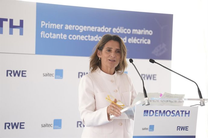 La vicepresidenta tercera del Gobierno y ministra para la Transición Ecológica y el Reto Demográfico, Teresa Ribera, interviene en el bautizo de la plataforma eólica marina flotante DemoSATH en Punta Sollana, a 20 de julio de 2022, en Bilbao, País Vasco
