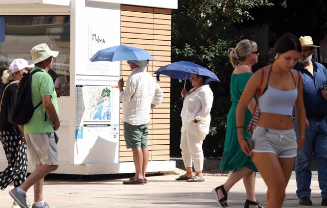 Turistas hacen frente a la ola de calor (imagen de archivo). 