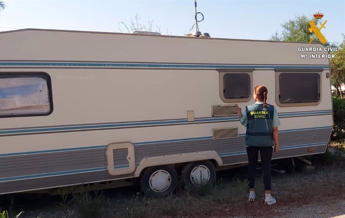 Una agente de la Guardia Civil revisa el estado de una caravana.