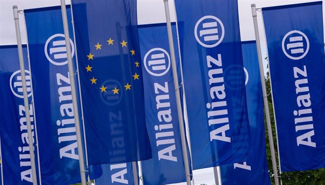 Archivo - FILED - 09 May 2012, Bavaria, Munich: Flags of the Allianz insurance group fly in front of the Olympic Hall. Photo: Peter Kneffel/dpa