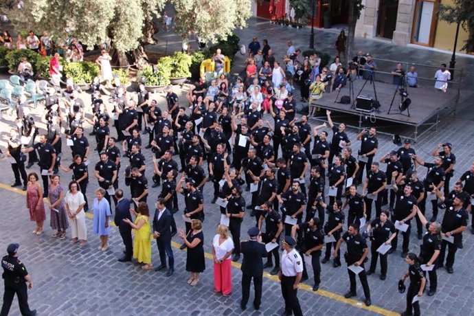 Acto de bienvenida a los policías locales de Palma en la plaza de Cort.