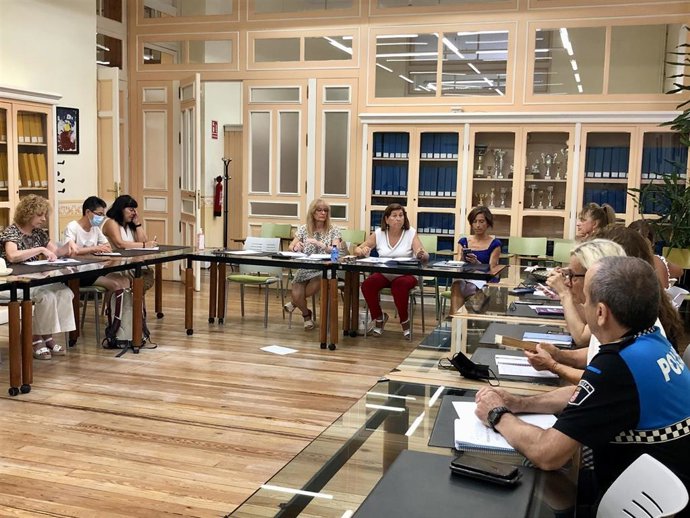 Una de las reuniones mantenida por la concejal de Educación con asociaciones y colectivos que colaboran en la campaña Sólo Sí es Sí.