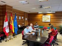 Junta y CEOE buscan líneas de colaboración para fomentar las competencias digitales centradas en el medio rural