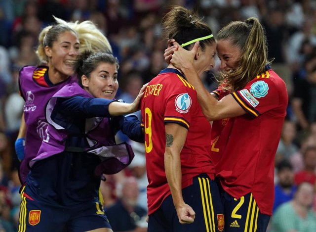 Esther González celebra con Ona Batlle su gol en los cuartos de final de la Eurocopa 2022 ante Inglaterra