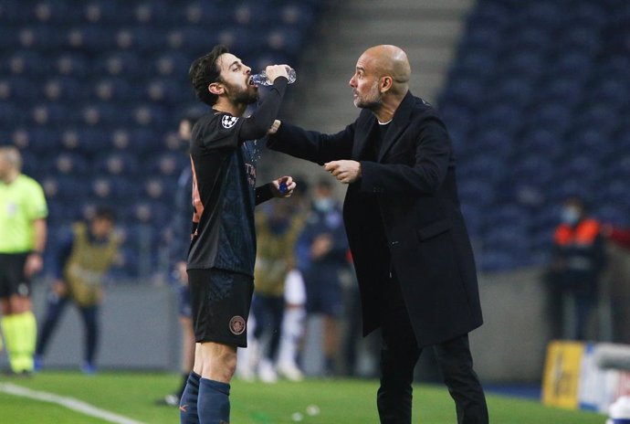 Archivo - Manchester City manager Josep Guardiola gives instructions to Bernardo Silva during the UEFA Champions League, Group C football match between FC Porto and Manchester City on December 1, 2020 at Estadio do Dragao in Porto, Portugal - Photo Nuno