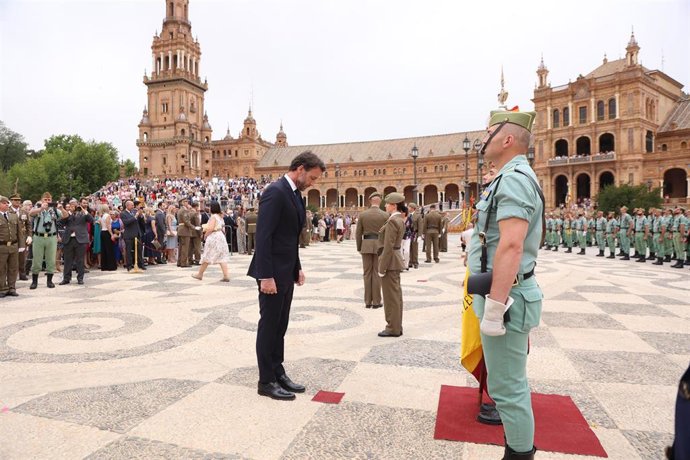 Archivo - El jinete Álvaro Muñoz Escassi jurando bandera durante un acto de Jura de Bandera civil en Sevilla (Andalucía, España)