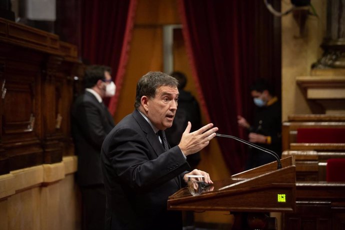 Archivo - El diputado de Junts, Jaume Alonso-Cuevillas, en una imagen de archivo en el pleno del Parlament. 