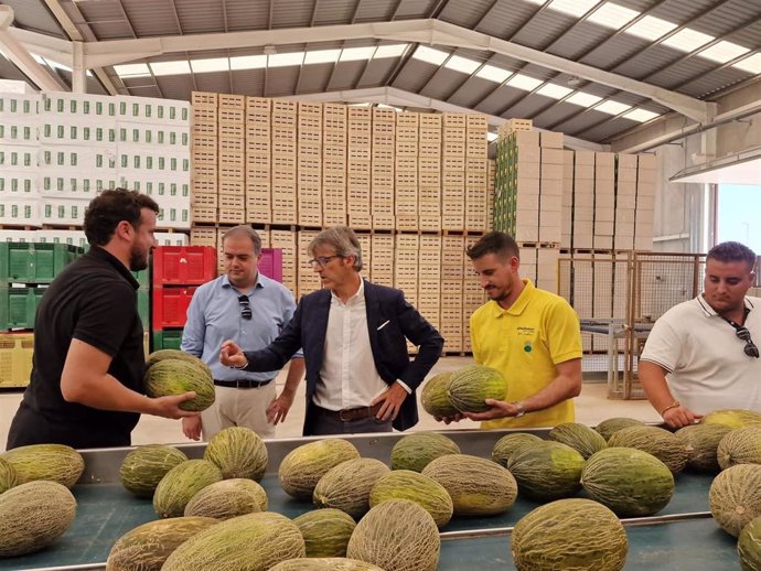 Visita del consejero de Economía, Hacienda y Administración Digital, Luis Alberto Marín, a las instalaciones de la empresa Inverfresh